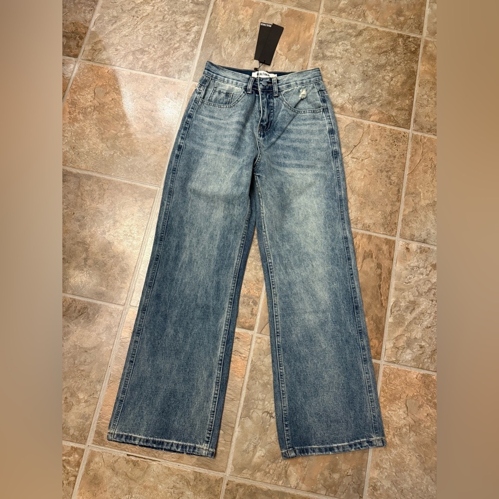 NEW NWT REALTAKAI Classic Light Wash Wide-Leg Jeans – Relaxed Denim - Picture 2 of 4